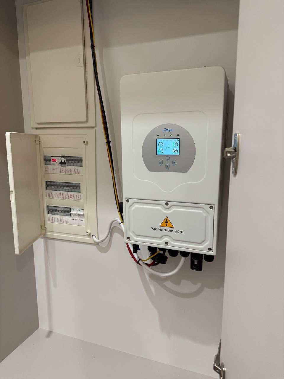 Комплект Інвертор гібриднийDeye SUN-6K-SG05LP1-AM2-PLUS (6 кВт, 1 фаза, 2 МРРТ, LV)+акумулятор (батарея) Deye SE-F5 R+Pri-C