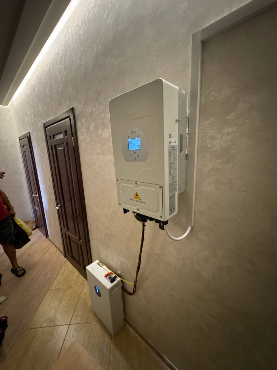 Комплект Інвертор гібриднийDeye SUN-6K-SG05LP1-AM2-PLUS (6 кВт, 1 фаза, 2 МРРТ, LV)+акумулятор (батарея) Deye SE-F5 R+Pri-C
